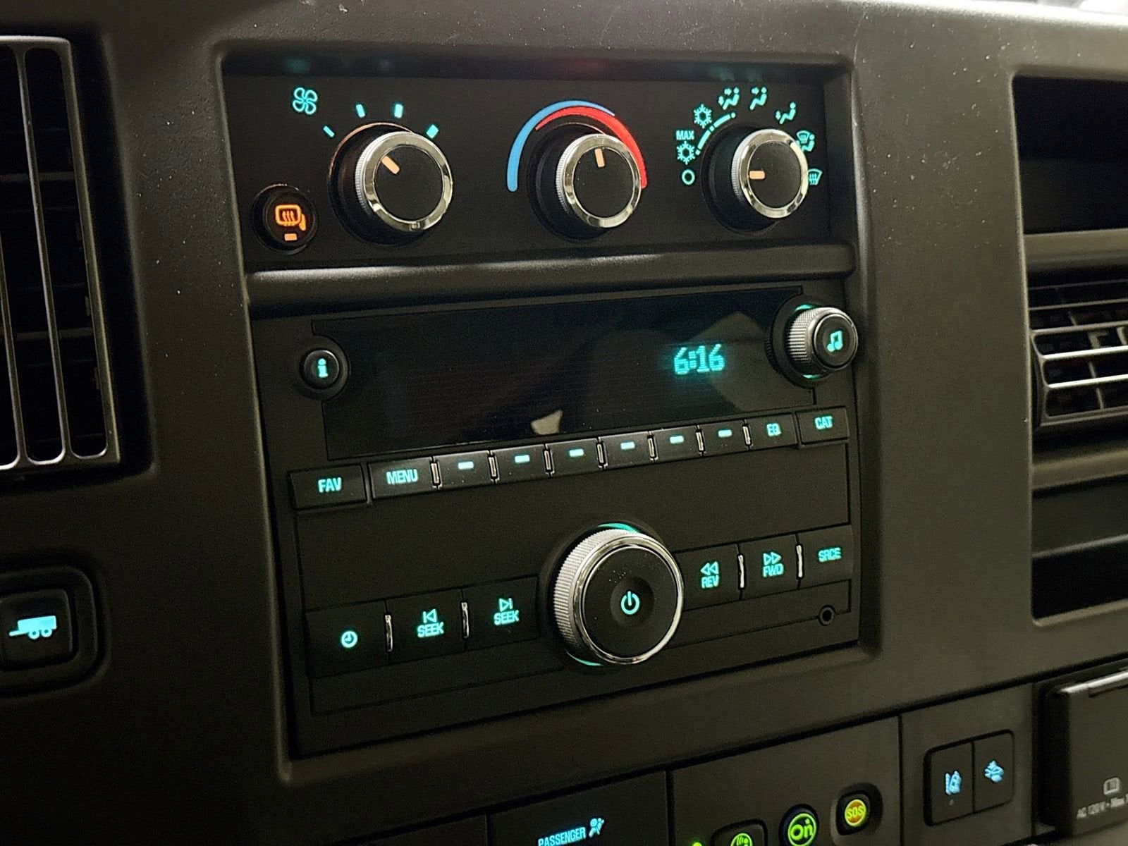 2024 Chevrolet Express Passenger 3500 1LT