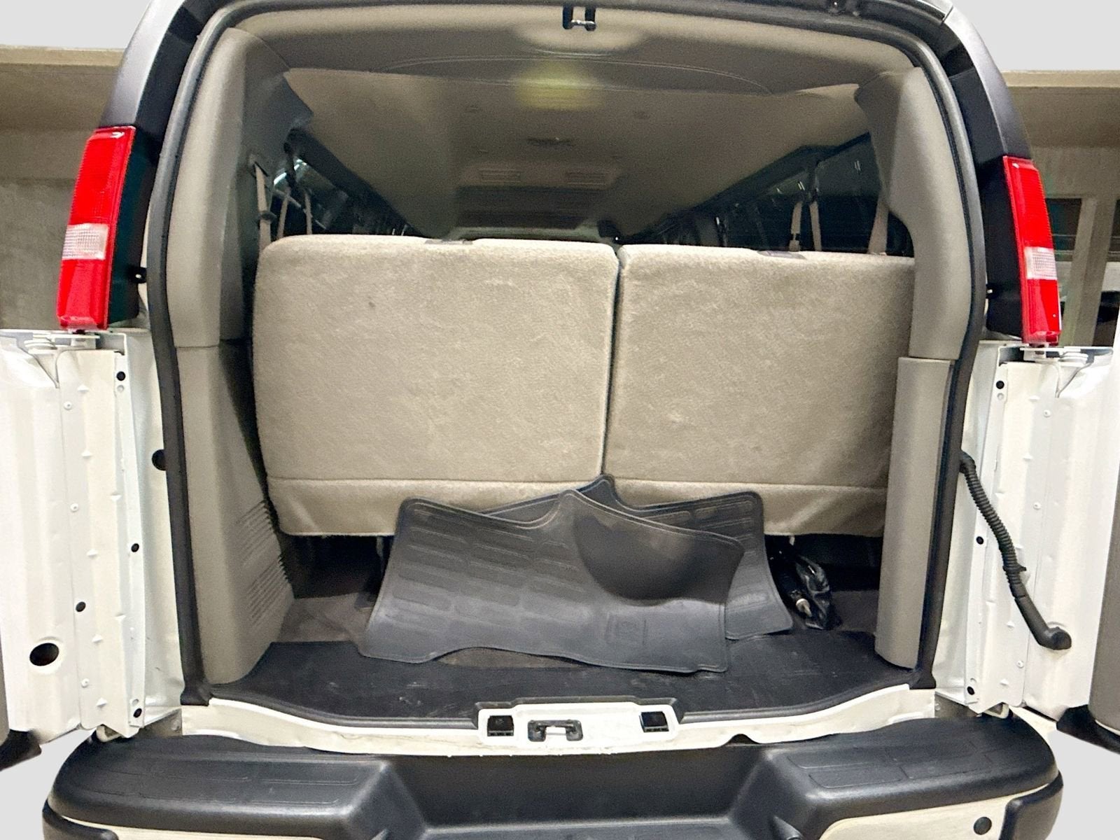 2024 Chevrolet Express Passenger 3500 1LT