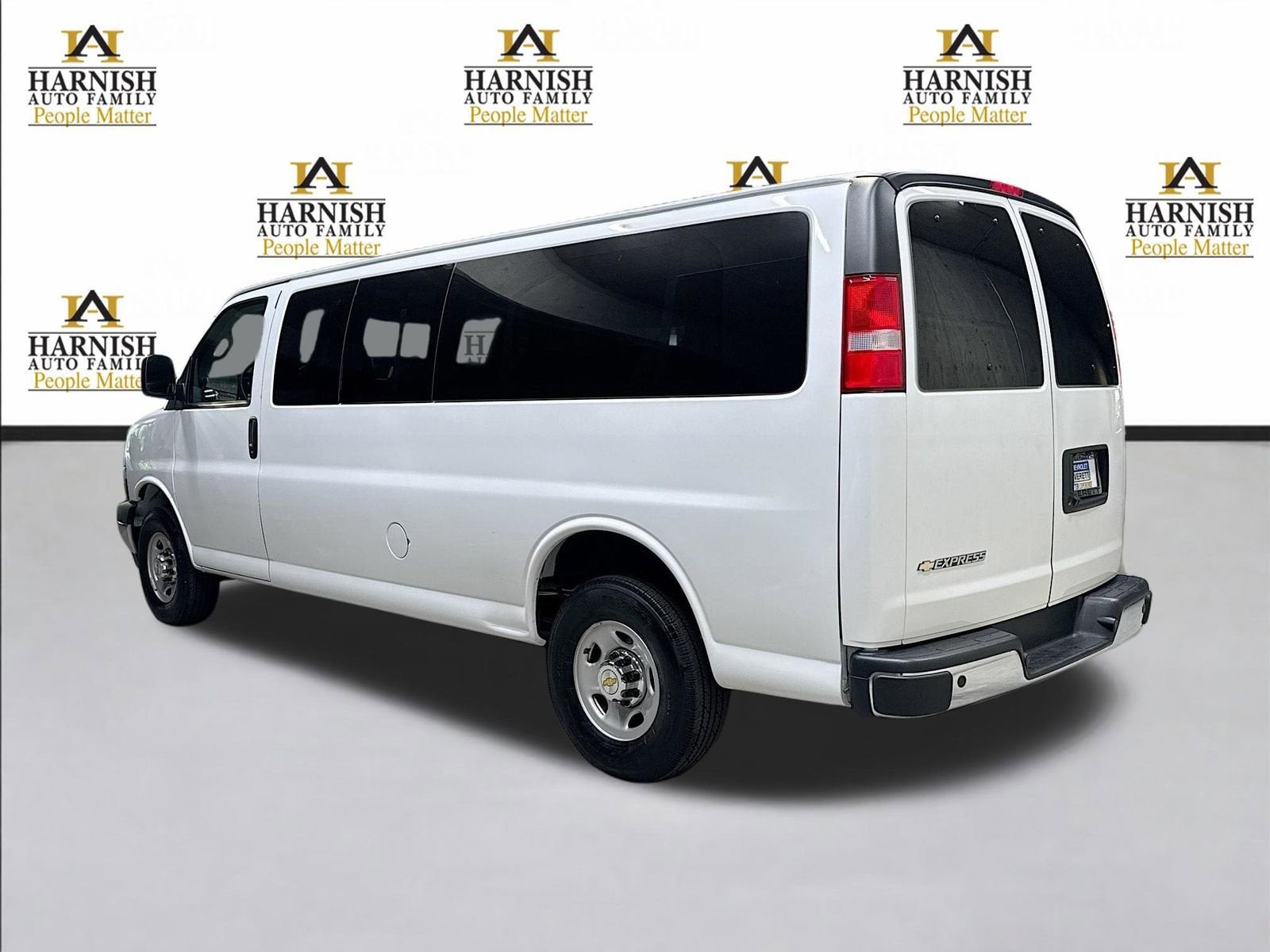 2024 Chevrolet Express Passenger 3500 1LT