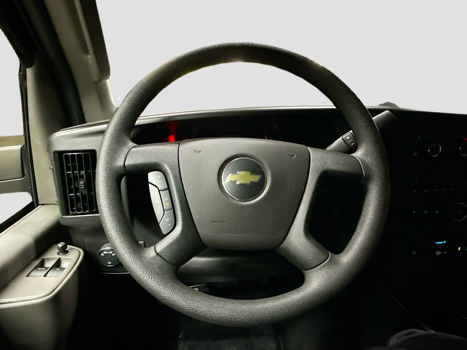 2025 Chevrolet Express Passenger 1LT