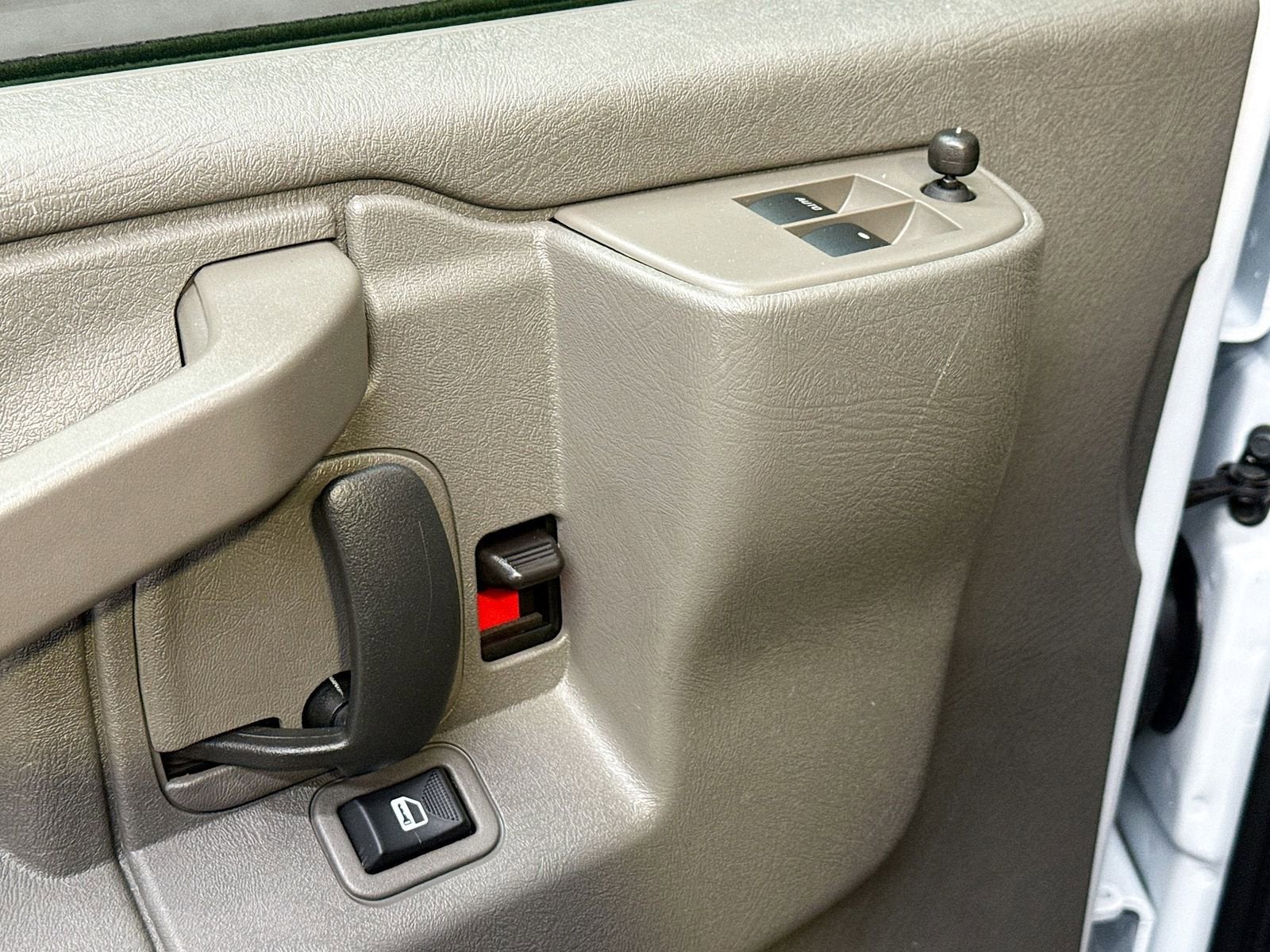 2025 Chevrolet Express Passenger 1LT