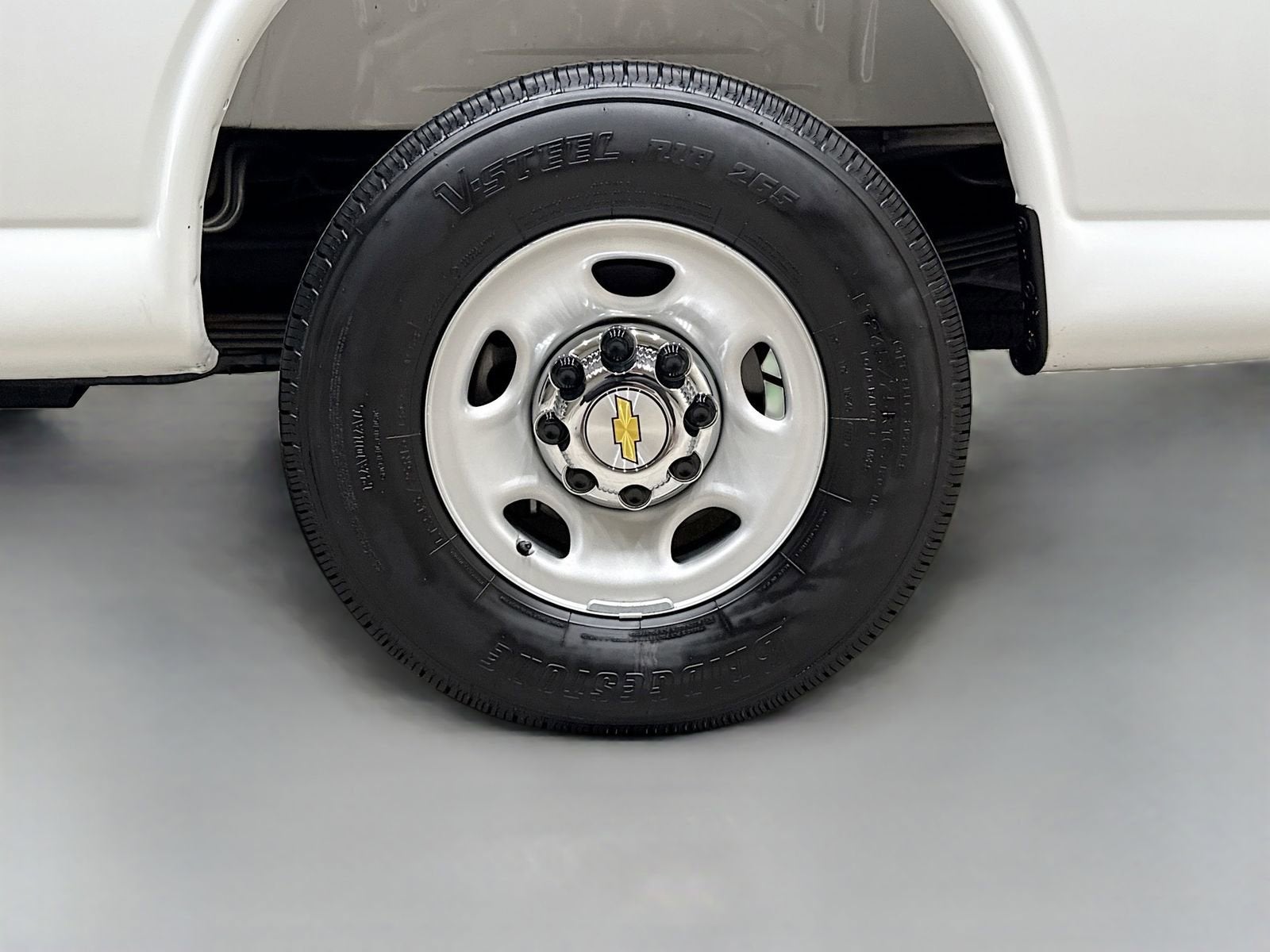 2025 Chevrolet Express Passenger 1LT