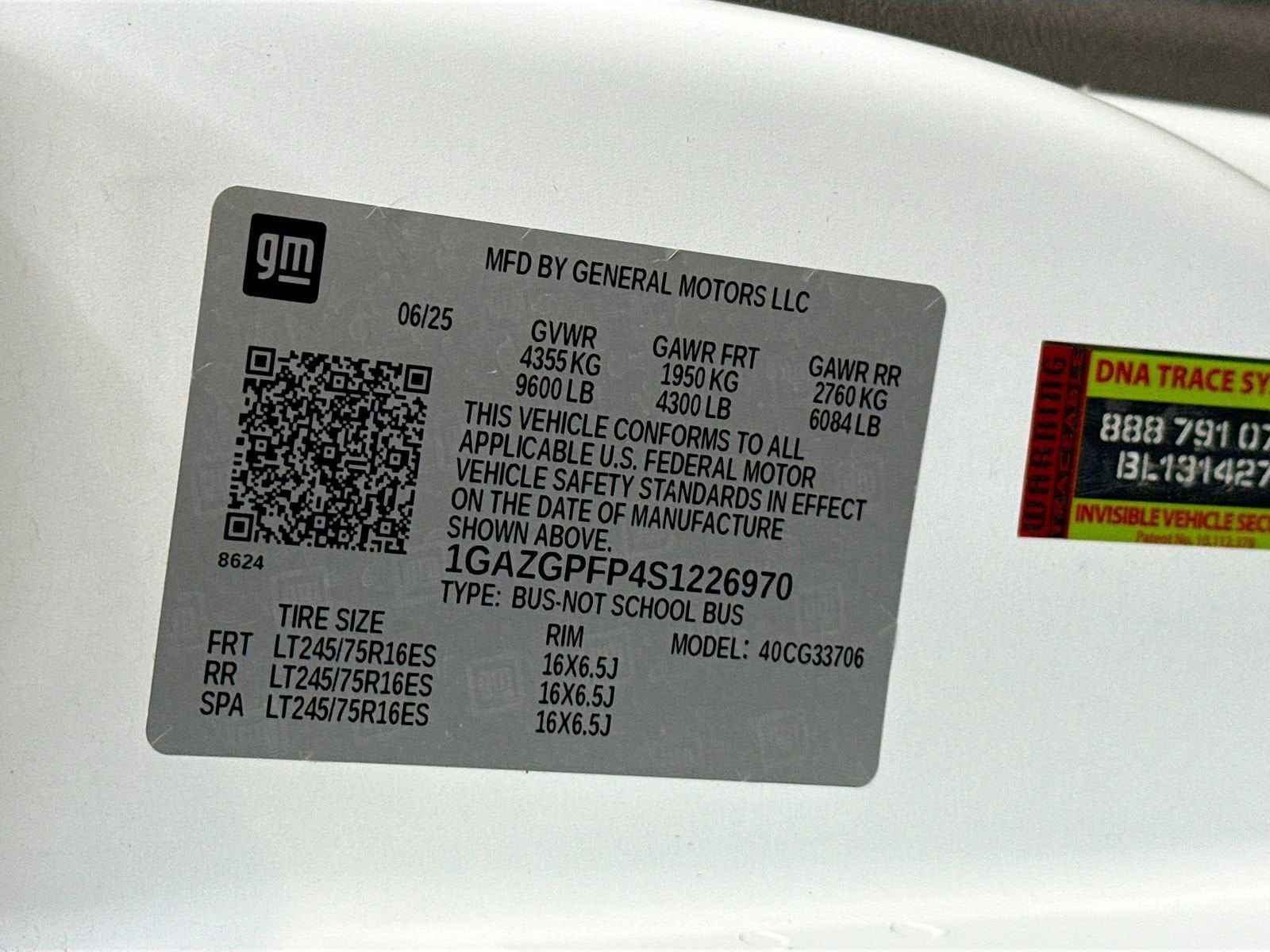 2025 Chevrolet Express Passenger 1LT
