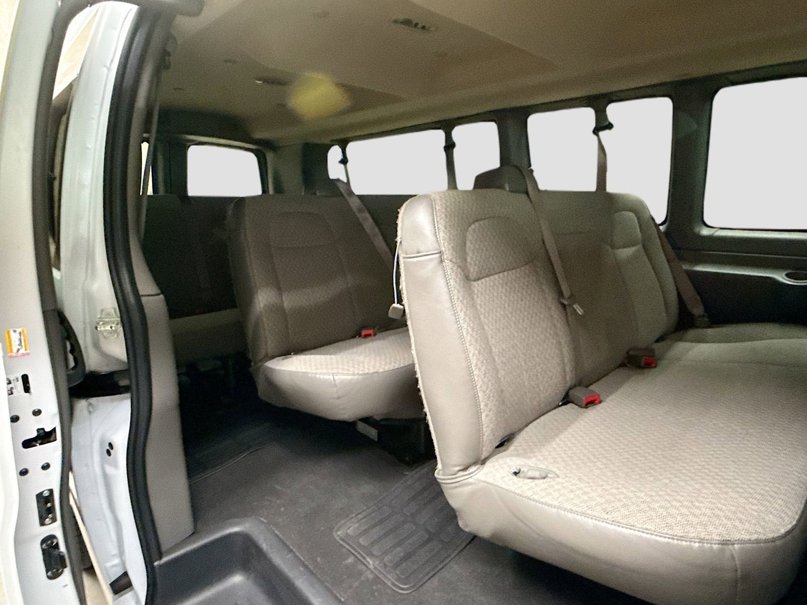 2025 Chevrolet Express Passenger 1LT