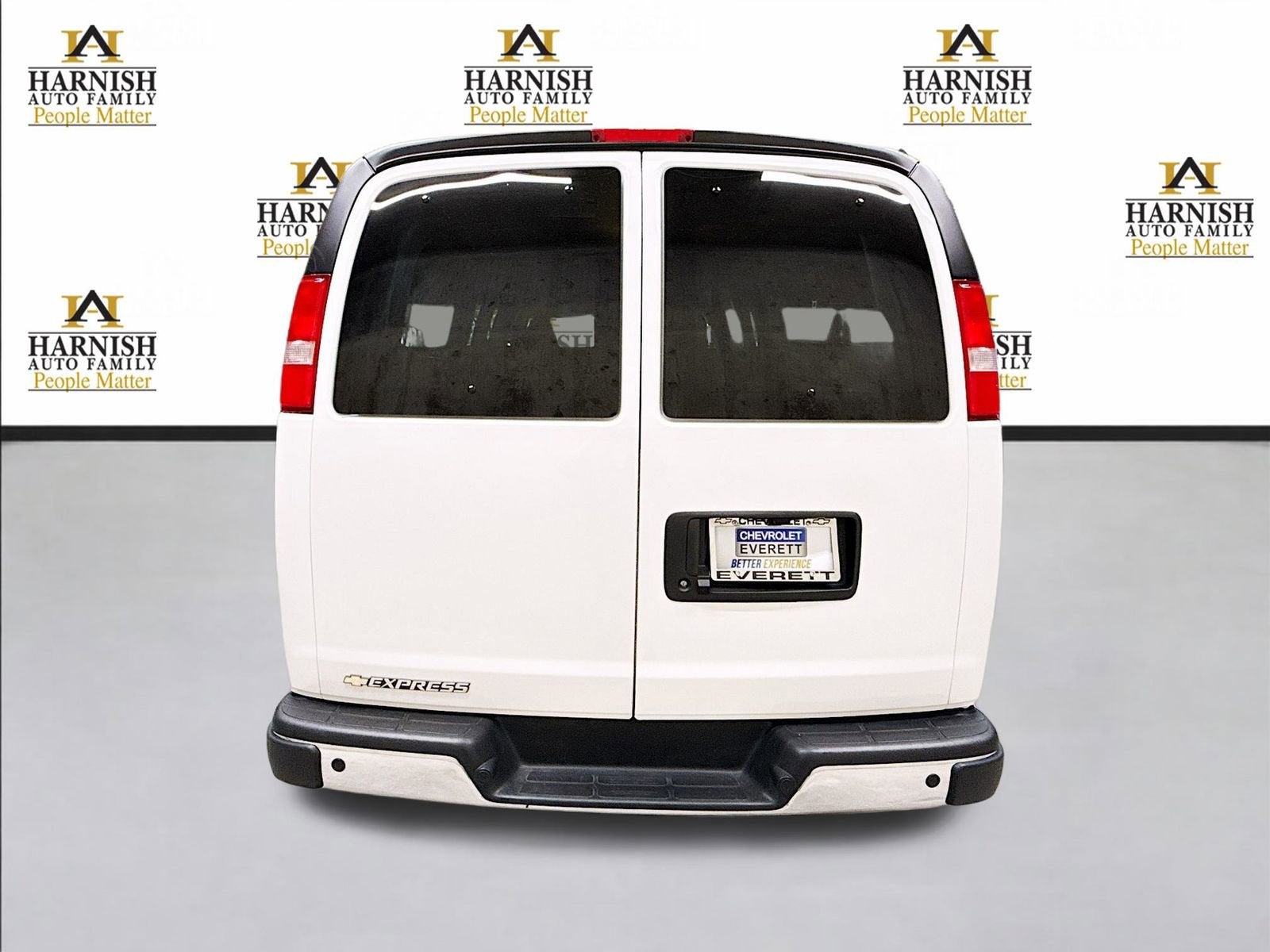 2025 Chevrolet Express Passenger 1LT