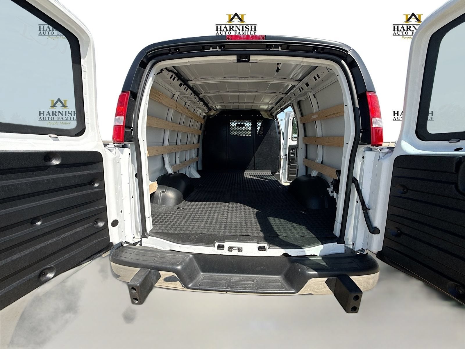 2025 Chevrolet Express Cargo WT