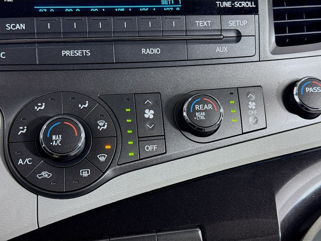 2011 Toyota Sienna LE Mobility Auto Access