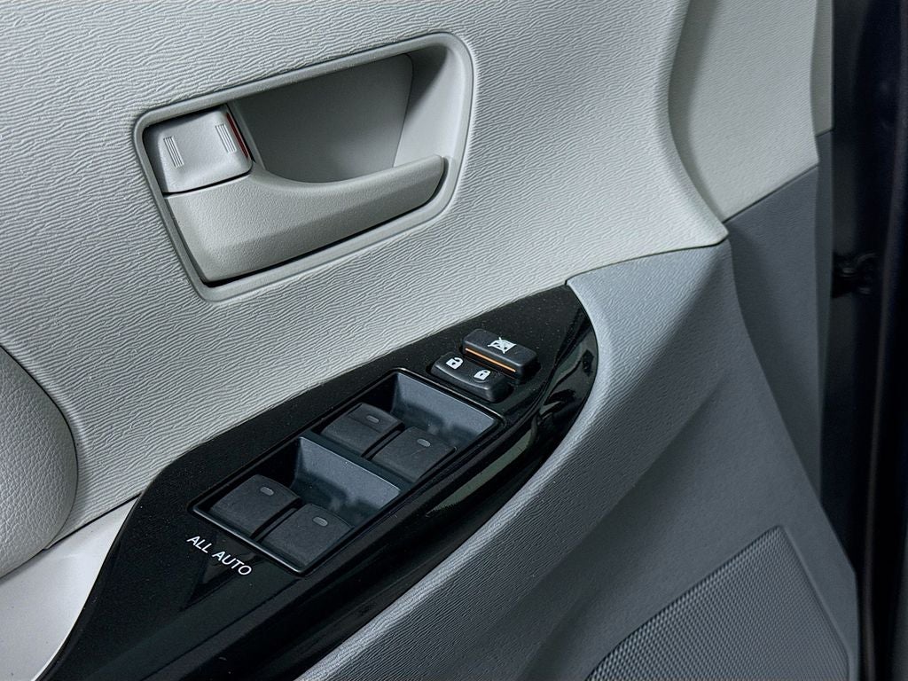 2011 Toyota Sienna LE Mobility Auto Access