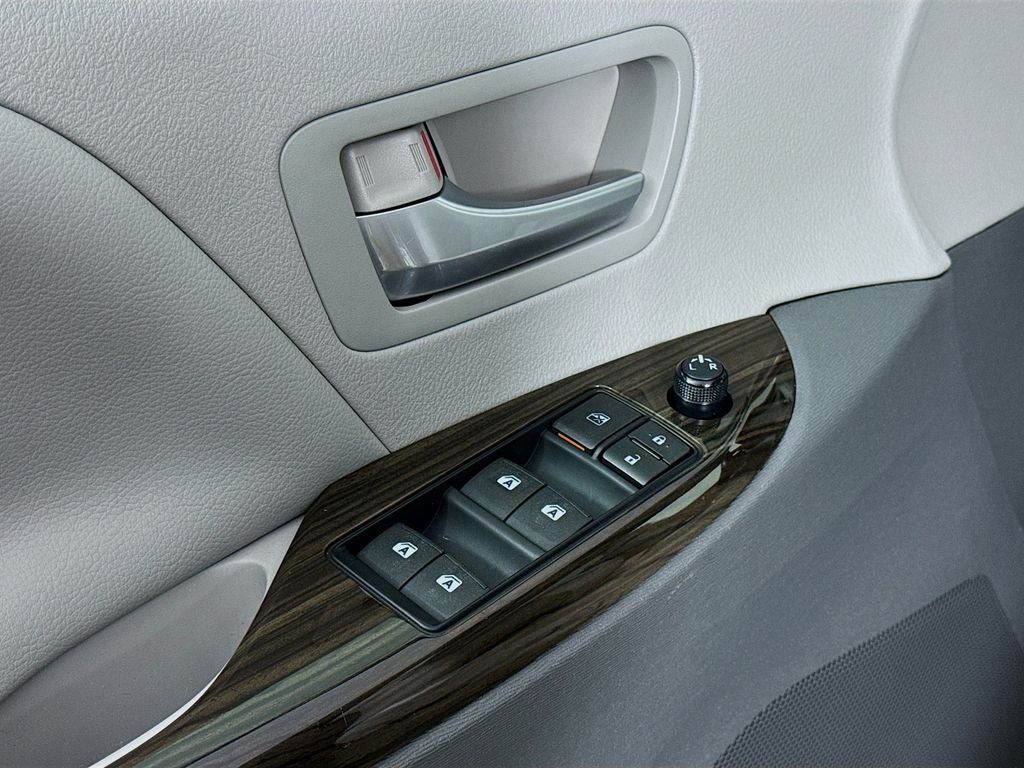 2015 Toyota Sienna XLE 8 Passenger