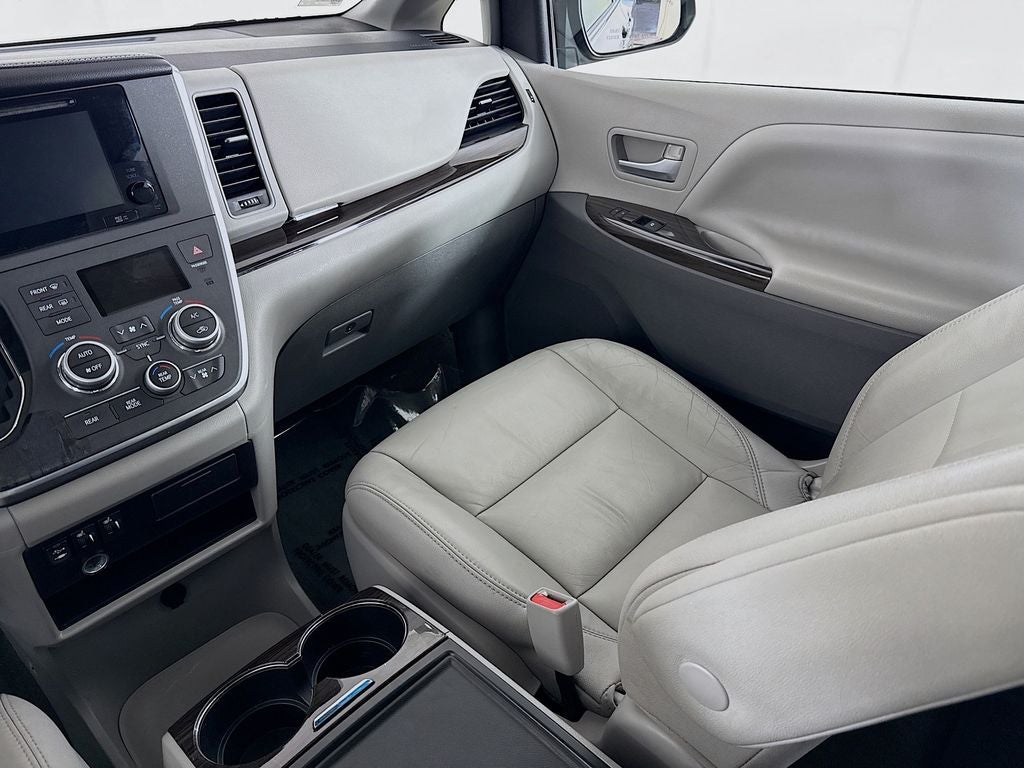 2015 Toyota Sienna XLE 8 Passenger