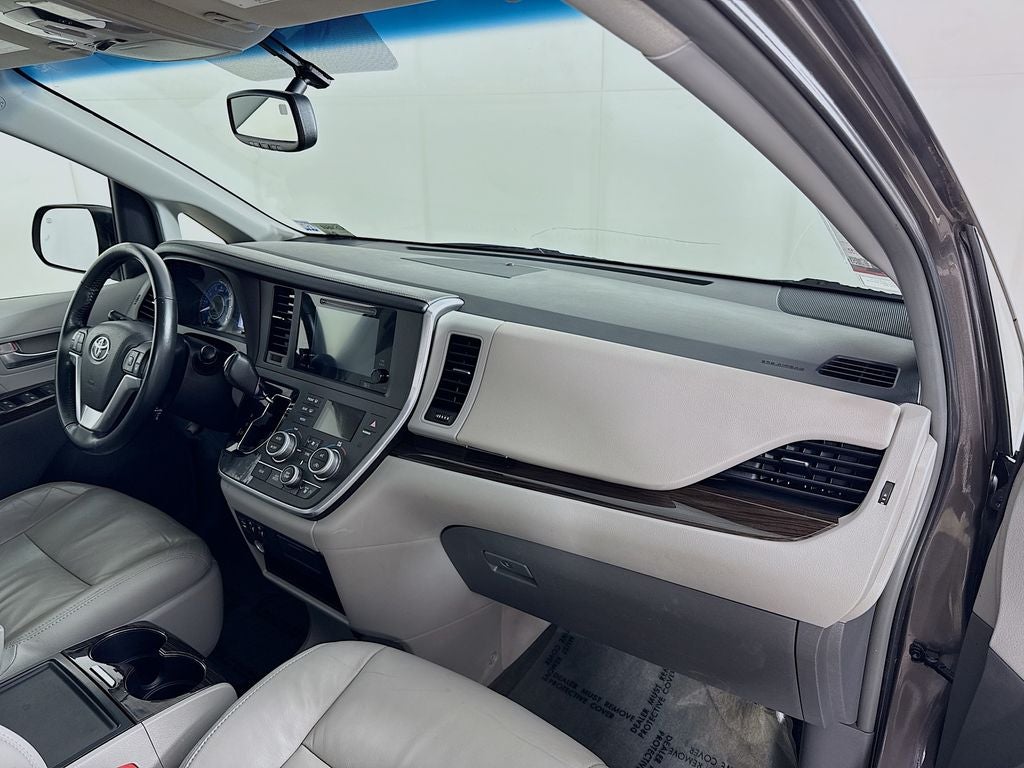 2015 Toyota Sienna XLE 8 Passenger