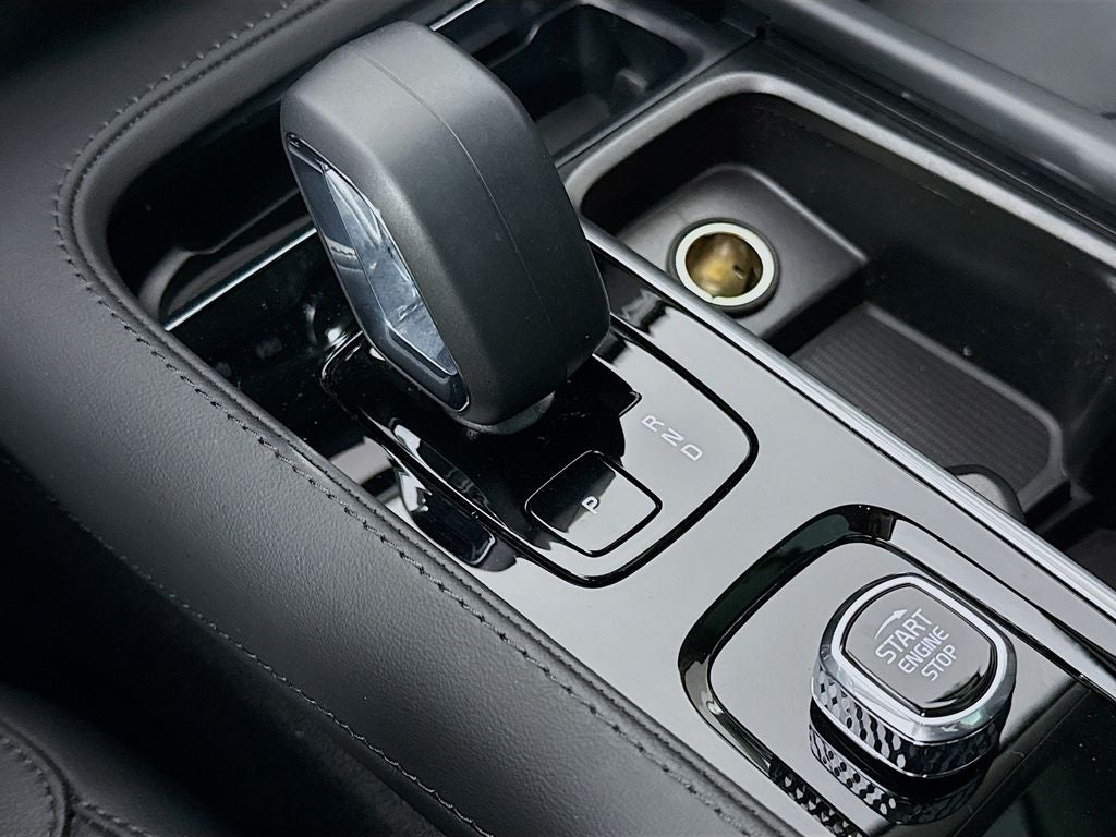 2025 Volvo XC90 B5 Core