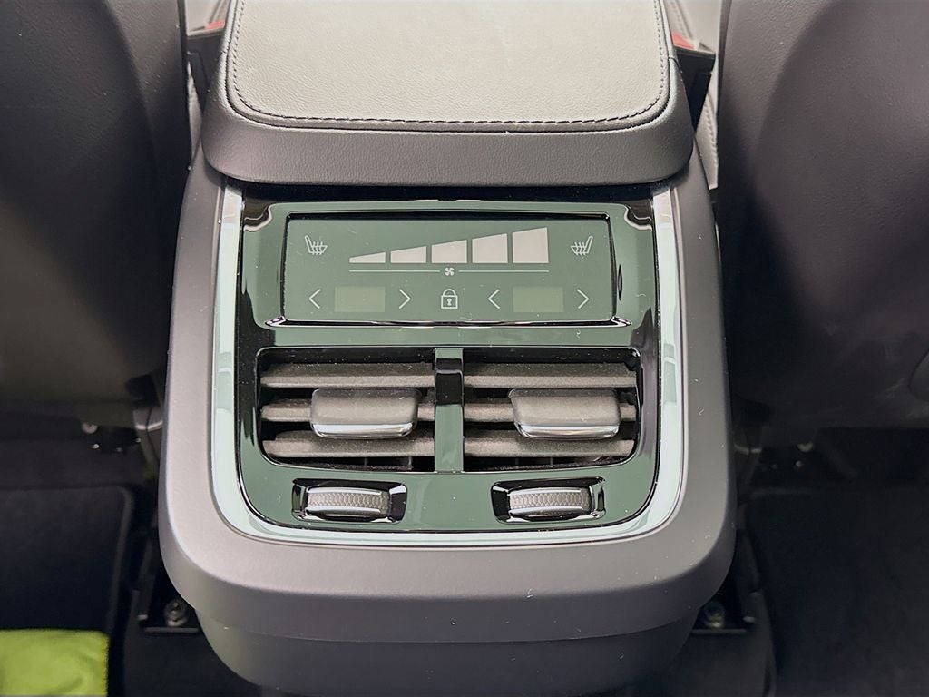 2025 Volvo XC90 B5 Core