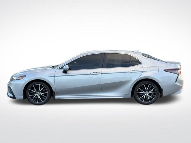 2022 Toyota Camry Hybrid SE
