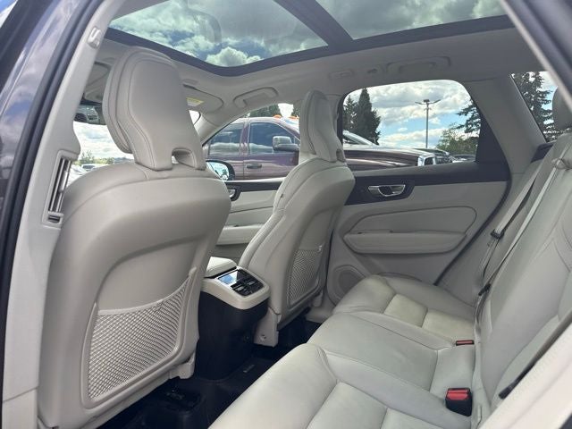 2023 Volvo XC60 B6 Ultimate Dark Theme