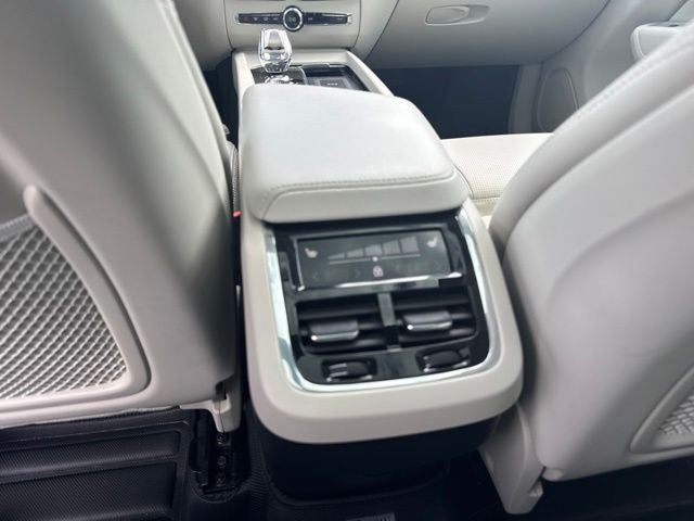 2023 Volvo XC60 B6 Ultimate Dark Theme