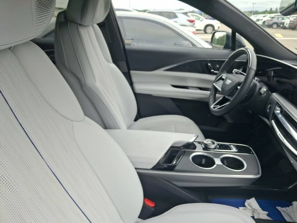 2024 Cadillac LYRIQ Luxury 2