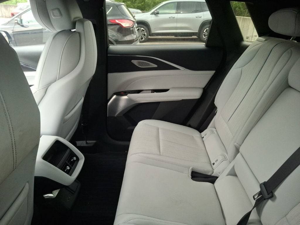 2024 Cadillac LYRIQ Luxury 2