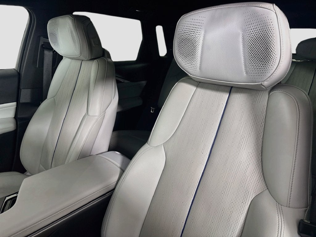2024 Cadillac LYRIQ Luxury 2