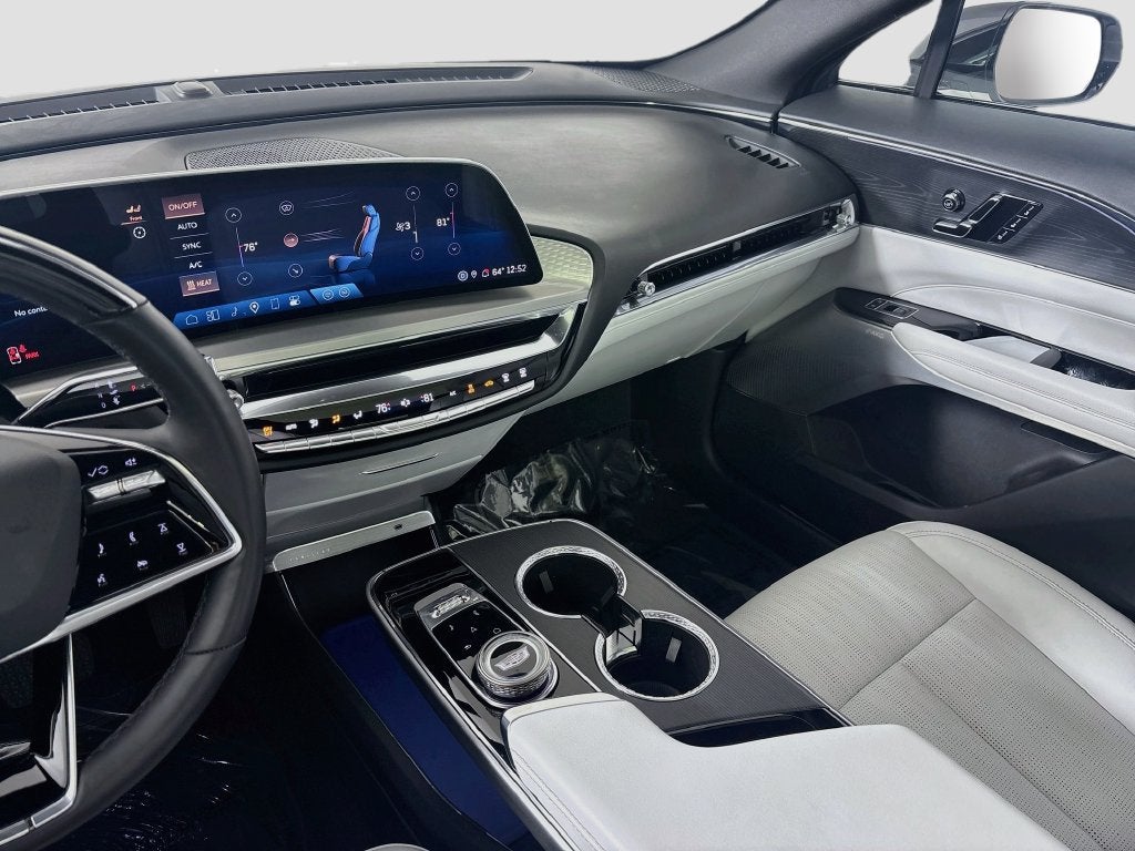 2024 Cadillac LYRIQ Luxury 2