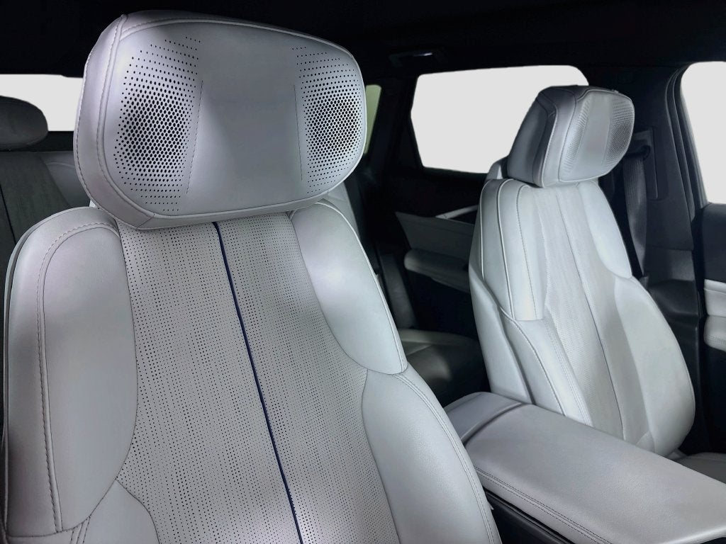 2024 Cadillac LYRIQ Luxury 2